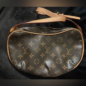 LVee logo monogram crescent bag purse bag 💕🔥🔥